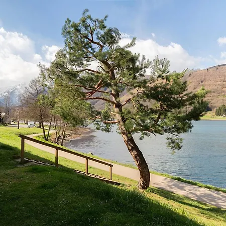 Διαμέρισμα : Cosy Pour 4 Pers. Avec Terrasse Et Local A Velos - Fr-1-695-23 Loudenvielle